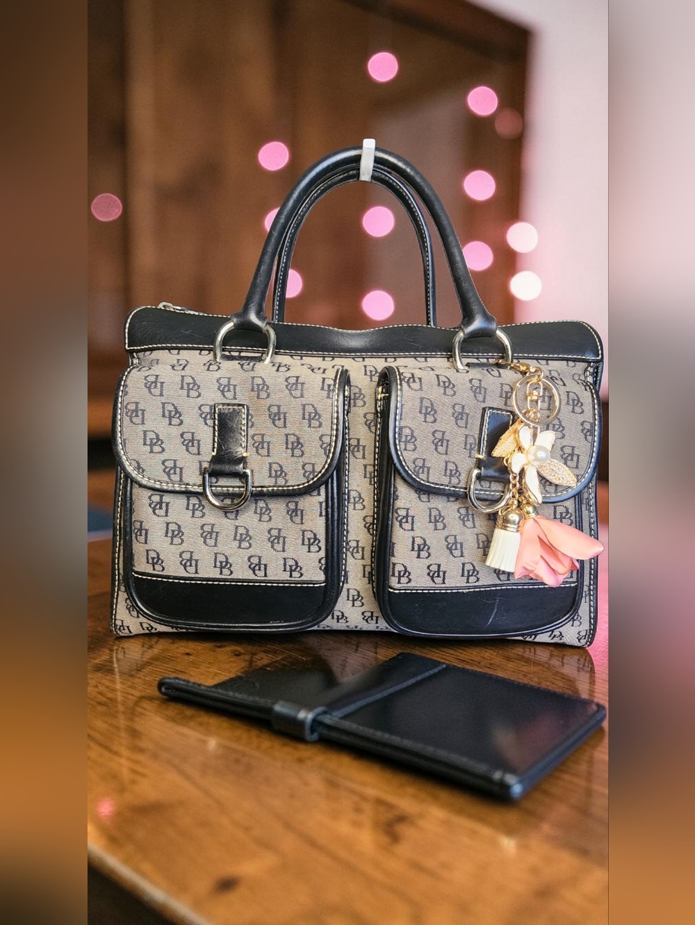 Dooney & Bourke Vintage Large Double Pocket Tote & Matching Milly Maxi Wristlet - Picture 4 of 14